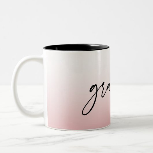 Elegantes und subtile rosa Grandma-Script-Geschenk Zweifarbige Tasse (Links)