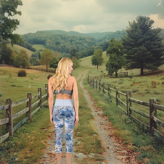 Elegantes und Whimsical Blue Floral Summer Pattern Capri Leggings