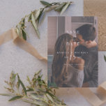 Elegantes Vellum Overlay Wasserfarbenes Foto Hochz Save The Date<br><div class="desc">Senden Sie Ihre Verlobung Ankündigungen im Stil mit dieser eleganten Schwarzweiß-Hochzeit Speichern Sie das Datum, mit einem Imitat Vellum Textur Schicht über Ihrem hellen Verlobung Foto, und weiß Typografie. Die Rückseite der Einladung zeichnet sich durch eine beliebte schwarz-weiße Aquarellstruktur aus. HINWEIS FÜR KREATOR: Das "Vellum-Overlay" auf diesem Produkt ist ein...</div>