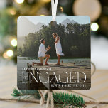 Elegantes Verlobtes Foto für 1. Weihnachten Ornament Aus Metall<br><div class="desc">Schönes minimalistisches und modernes Ehepaar Verlobung Weihnachtsschmuck. Einfaches und modernes Design mit einer kompletten Fotovorlage. Passen Sie dieses Geschenk mit Ihrem besonderen Foto, Jahr und Namen Ihrer Verlobung an. Das Foto hat ein Overlay am unteren Rand, um die elegante weiße Typografie "Verlobt" herauszustechen. Perfekter Sake-Ornament für Paare, die ihre Verlobung...</div>