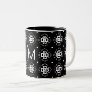 Elegantes, verziertes Schwarz-Weiß-Muster Monogram Zweifarbige Tasse