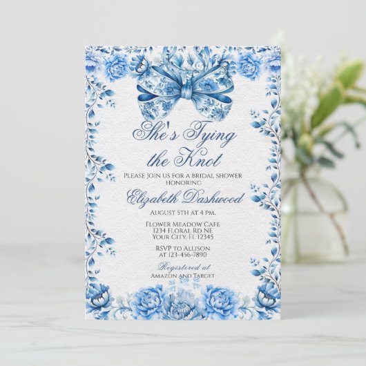 Elegantes Viktorianisches Blue Floral Bow Brautpar Einladung (Stehend Vorderseite)