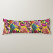 Elegantes Vintag-gelbes florales Monogramm Seitenschläferkissen (Vorderseite)