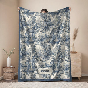 Elegantes vintage blaues Toile-de-Jouy-Monogramm Fleecedecke