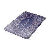 Elegantes, Vintages Lila Damask-Muster Badematte (Schrägansicht)