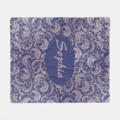 Elegantes, Vintages Lila Damask-Muster Fleecedecke (Vorderseite (Horizontal))