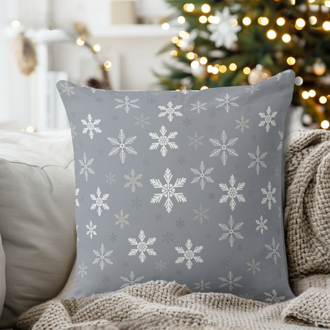 Elegantes Vintages Schneeflockenmuster Kissen (Elegant Vintage Grey Snowflakes pattern Holidays Throw Pillow)