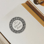 Elegantes Vintages Verziertes Rundgang Ex Libris B Gummistempel<br><div class="desc">Eine elegante, personalisierte Buch-Briefmarke mit verziertem Rundrahmen. Im Rahmen wird "ex libris" in klassischen Serif-Hauptstädte gedruckt, unten wird Ihr Name in schicken Schriftzeichen geschrieben. Ein Vintag aussehendes Design, ideal für Buchliebhaber, Bibliothekare und Lehrer. Das ist die Briefmarke aus Gummi aus Holz - wählen Sie den Griff und die Tintenklatsche nach...</div>