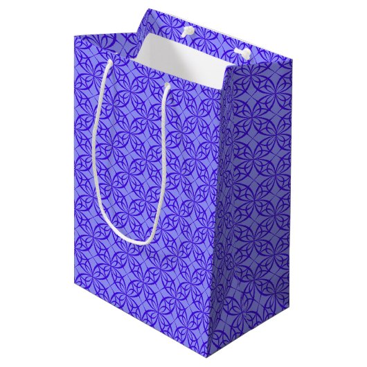 Elegantes violettes Filigranmuster Mittlere Geschenktüte (Vorderseite Schrägansicht)