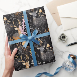 Elegantes Waldhirsch mit floralen Akzenten Geschenkpapier