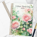 Elegantes Wasser Rosa Rosen und Grüne Folien Planer<br><div class="desc">Erhöhen Sie Ihre tägliche Organisation mit unserem eleganten Planer! Der atemberaubende Aquarell-Designer aus rosa Rosen und grünem Blattwerk macht diesen Planer praktisch und schön. Personalisieren Sie das Cover mit Ihrem Namen und Jahr, um es zu Ihrem einzigartigen zu machen. Ideal für Studierende, Profis oder alle, die Lieben haben, stilvoll zu...</div>