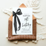 Elegantes Watercolor Black Bow 30. Geburtstag Part Einladung<br><div class="desc">Mit unserer eleganten Watercolor Black Bow Birthday Party Einladung können Sie stilvoll feiern! Dieses charmante Design besticht durch einen süßen schwarzen Bogen und zarte Aquarellfarben-Touchs, die sich perfekt für einen stilvollen und dennoch unterhaltsamen Geburtstagsbash eignen. Es ist einfach zu gestalten und verleiht genau die richtige niedliche Eleganz, um Ihren besonderen...</div>