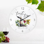 Elegantes Watercolor Weinkultur Große Wanduhr<br><div class="desc">Diese atemberaubende elegante Watercolor Wine-Themed Couple Names Large Clock bietet eine exquisite Aquarelldarstellung eines Weinglases und einer Flasche. Es ist das ideale Geschenk für ein Brautparty,  ein Jubiläum oder eine Hochzeit. Personalisieren Sie es mit den Namen des Paares für ein wirklich einzigartiges und unvergessliches Geschenk. Es ist leicht anpassbar.</div>