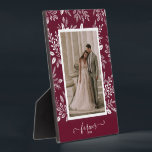 Elegantes Wedding Foto Frameless Picture Easel Fotoplatte<br><div class="desc">Auf einer Tischplatte mit integriertem Aasel steht Ihr liebstes Foto, umgeben von weißem Blattwerk, Punkten und Beeren auf bordeauxrotem Hintergrund. Ändern Sie die Hintergrundfarbe, um Ihrem Foto zu entsprechen. ÄNDERN Sie den FOREVER-Text auf irgendetwas - TIPP: Legen Sie Ihren Text zwischen den beiden Quadraten, um den Text-Swashes beizubehalten. Gut als...</div>