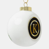 Elegantes Weihnachten des Goldmonogramm-K Keramik Kugel-Ornament (Links)