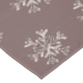 Elegantes Weihnachts-Braun-Silberschneeflocken-Mus Tischdecke (Schrägansicht)