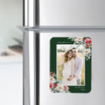 Elegantes Weihnachts-Foto Magnet<br><div class="desc">Feiern Sie diese festliche Saison mit unserem eleganten, eleganten Weihnachtsgeschenk-Foto Magnet. Dieser handbemalte Foto-Magnet präsentiert eine erlesene Mischung aus cremefarbenen Blume, roten Beeren und grünen Botanischen Stoffen, die alle Set gegen eine Auswahl an roten, dunkelgrünen oder schwarzen Hintergründen bieten. Ideal für diejenigen, die die Schönheit der Handwerkskunst mit einer rustikalen...</div>