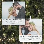 Elegantes Weihnachts-Foto Ornament Aus Metall<br><div class="desc">Feiern Sie die Freude des neuen Lebens mit diesem bezaubernden Weihnachtsschmuck, perfekt zum gemeinsamen Gedenken an "Unser erstes Weihnachten". Das Design zeichnet sich durch ein sauberes, weißes Rechteck am unteren Ende der Vorder- und Rückseite aus und zeigt "Unser erstes Weihnachten", die Namen der Paare und das Hochzeitstag. Durch die Kombination...</div>