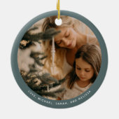 Elegantes Weihnachts-Wintergebirge-Foto Keramik Ornament (Hinten)