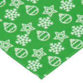 Elegantes Weihnachtsmuster auf grüner Tischdecke (Schrägansicht)