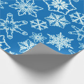 Elegantes Weihnachtsmuster Blau und Weiß Schneeflo Geschenkpapier (Ecke)