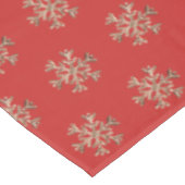 Elegantes Weihnachtsschneeflocke-Rot und GoldChic Tischdecke (Schrägansicht)