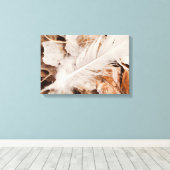 Elegantes Weiß Feather auf Golden Fallen Blätter Leinwanddruck (Insitu (Holzboden))