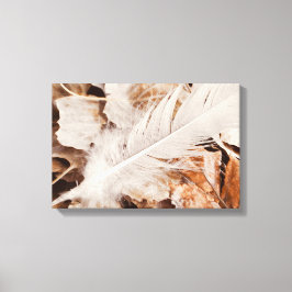 Elegantes Weiß Feather auf Golden Fallen Blätter Leinwanddruck