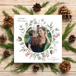 Elegantes Weiß-Grün Wreath Foto Square Feiertagskarte<br><div class="desc">Diese elegante und festliche Urlaubskarte bietet einen wunderschönen Aquarellkranz mit Heiligen, Eukalyptus und Beeren auf klassisch weißem Hintergrund. Das ausgeschnittene Foto ist rund. Der editierbare Gruß auf der Vorderseite sagt "Frohe Weihnachten". Die Rückseite der Karte ist eine festliche rote Farbe. Sie können auch ein anderes Foto und/oder einen zusätzlichen Text...</div>