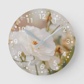 Elegantes Weiß Rose Blume Botanisches Foto Runde Wanduhr (Vorderseite)