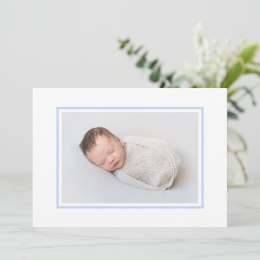 Elegantes Weiß und Blau Foto Birth Ankündigung (Stehend Vorderseite)