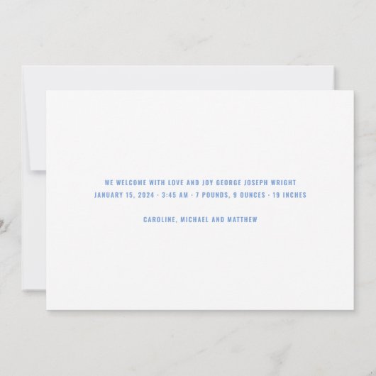 Elegantes Weiß und Blau Foto Birth Ankündigung (Rückseite)