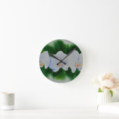 Elegantes, weißes Aquarell-Orchideenbild Runde Wanduhr (Zuhause)