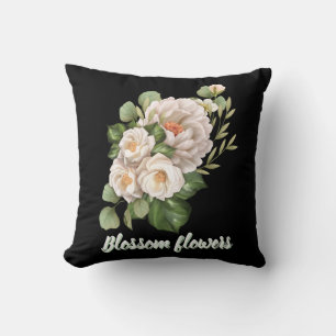 Elegantes weißes Blumenbouquet mit grünen Blättern Kissen