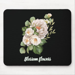 Elegantes weißes Blumenbouquet mit grünen Blättern Mousepad