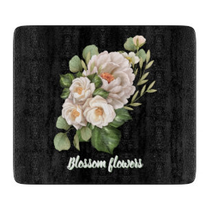 Elegantes weißes Blumenbouquet mit grünen Blättern Schneidebrett