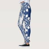 Elegantes, weißes Blumenmuster-Muster auf Deep Blu Leggings (Links)