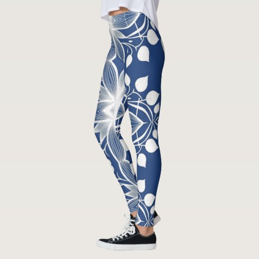 Elegantes, weißes Blumenmuster-Muster auf Deep Blu Leggings (Links)
