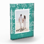 Elegantes weißes Botanicals Fotoblock<br><div class="desc">Dieses charmante Foto-Hotel besticht durch sein beliebtes Foto inmitten eines wunderschönen, von weißem Blattwerk umgebenen, türkisblauen Hintergrunds mit Punkten und Beeren. Ändern Sie die Hintergrundfarbe, um Ihrem Foto zu entsprechen. Ändern Sie den Text der LIEBE auf irgendetwas - TIPP: Legen Sie den Text zwischen den beiden Quadraten, um den Textswash...</div>