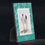 Elegantes weißes Botanicals Tabletop Easel Foto Fotoplatte<br><div class="desc">Die Tabletop-Plakette mit integriertem Aasel besticht durch Ihr Lieblings-Foto, umgeben von einem wunderschönen weißen Blattwerk, Punkten und Beeren auf türkisfarbenem Hintergrund. Ändern Sie die Hintergrundfarbe, um Ihrem Foto zu entsprechen. Ändern Sie den Text der LIEBE auf irgendetwas - TIPP: Legen Sie den Text zwischen den beiden Quadraten, um den Textswash...</div>