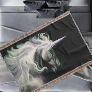Elegantes weißes Einhorn mit fließender Mähne, lil Decke