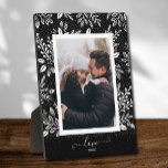 Elegantes weißes Foto auf dem Schwarzen Meer Fotoplatte<br><div class="desc">Die Tabletop-Plakette mit integriertem Aasel besticht durch Ihr Lieblings-Foto, umgeben von weißem Blattwerk, Punkten und Beeren auf schwarzem Hintergrund. Ändern Sie den Text der LIEBE auf irgendetwas - TIPP: Legen Sie den Text zwischen den beiden Quadraten, um den Textswash beizubehalten. Gut als Geschenk oder um Ihr Lieblings-Foto in Ihrer eigenen...</div>