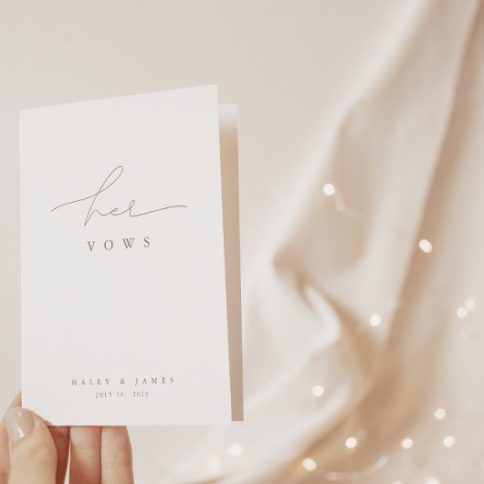 Elegantes weißes Foto, das ihre Stimmkarte hochhac Karte