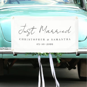 Elegantes weißes Just Married Hochzeitsauto Banner