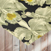 Elegantes weißes Orchid-Muster auf schwarzem Hinte Seidenpapier