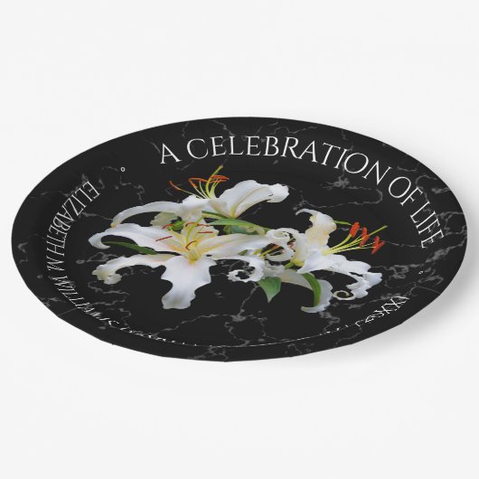 Elegantes Weißes Orientales Lilies Feiern des Lebe Pappteller (Schrägansicht)