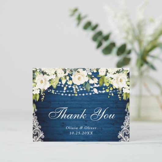 Elegantes weißes Rosen und rustikales Holz Vielen Postkarte (Stehend Vorderseite)