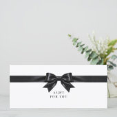 Elegantes weißes Schleifen-QR-Code-Geschenkgutsche (Stehend Vorderseite)
