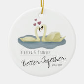 Elegantes weißes Schwan-Paar Hochzeitstag Keramik Ornament (Vorne)