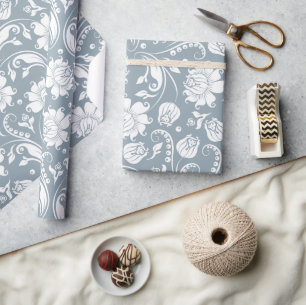 Elegantes weißes und blaugraues florales Damastmus Geschenkpapier